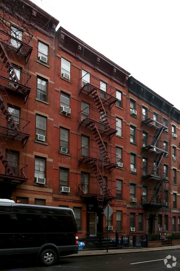 Photo - 427 W 45th St