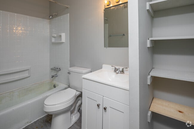 2BR, 1BA - 800SF - Bathroom