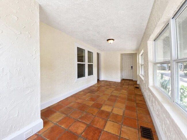 [748/750/756/758] Winfree Ave