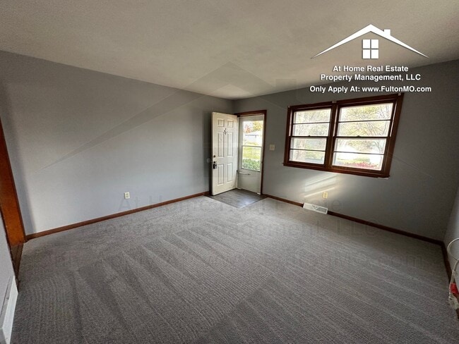 Photo - 911 Castlewood Ave