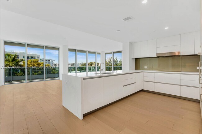 Photo - 9221 E Bay Harbor Dr Unit 512