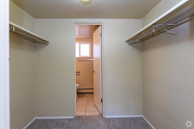 2BR, 2BA - 850SF