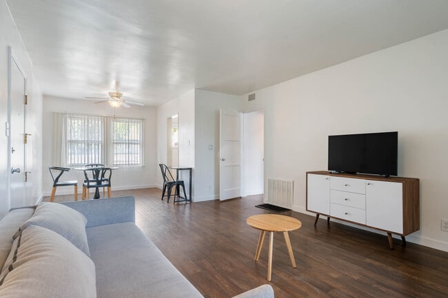 Building Photo - 5841.5 W 88th St Unit 5841.5 Rental