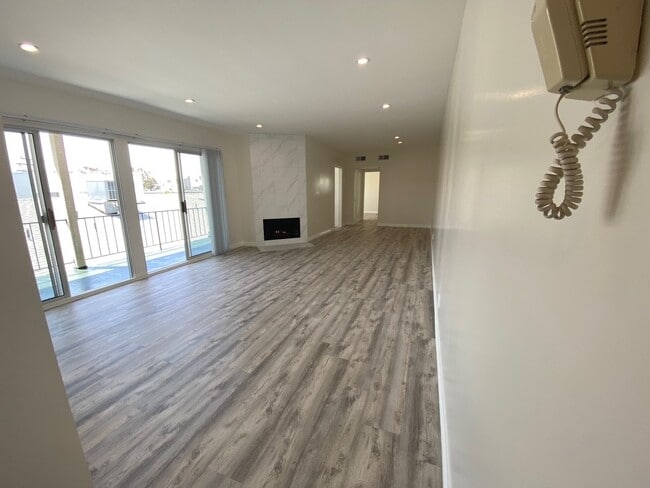 TOP FLOOR BRIGHT LARGE APT & BALCONIES - Top Floor Large Bright 2bd/2.5 Bath & Balcony Rental