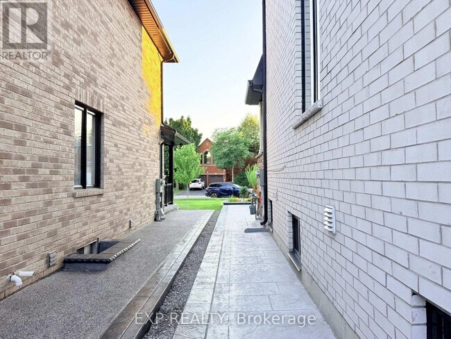 Photo - 1606 Sandhurst Crescent