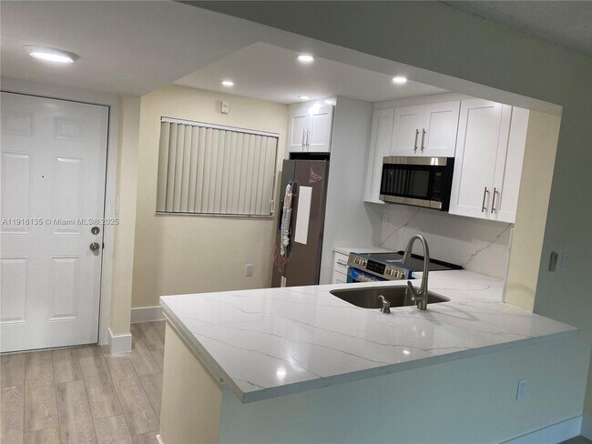 Photo - 10985 SW 107th St Unidad 212