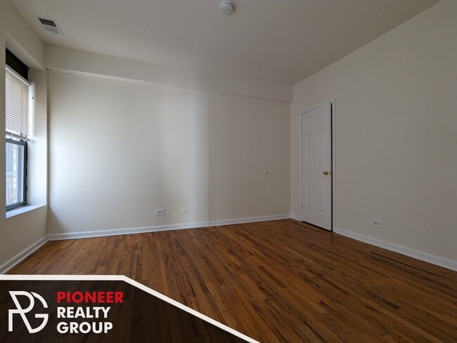 Photo - 914 W Dakin St Unit 402