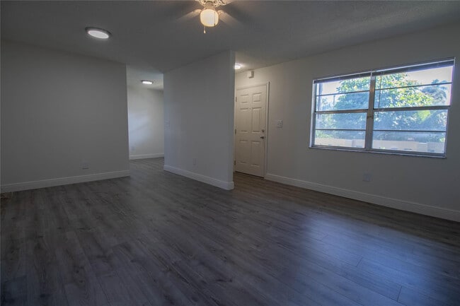 Building Photo - 1507 Argyle Dr Unit 206