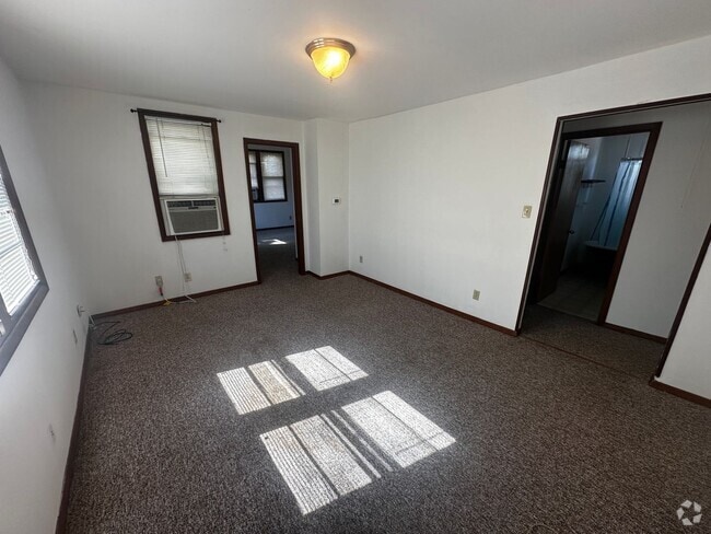 Building Photo - 2403 Patee St Unit 2403 1/2 Patee St. St. Joseph, MO 64507 Rental