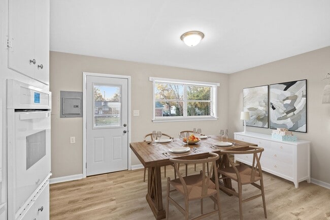 Photo - SH302-Chamberlain Oaks Apartments (CHO)