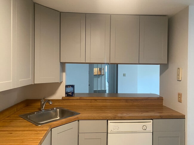 Kitchen - 1903 Jefferson Ct Unit 1903 Jefferson Court