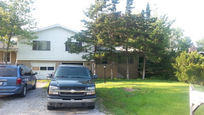 Right side of Duplex - 325 Lillian Ct Townhome