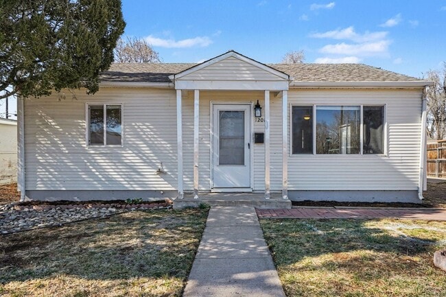 Building Photo - *2 Bedroom Detached Garage, Large Lot Updated and Clean**