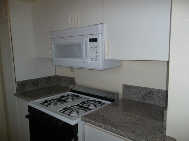 Kitchen Granite counter - 1427 S Saltair Ave Apartamentos