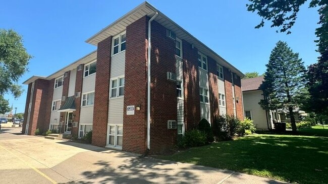 Building Photo - $1,200 | ROOMMATE WANTED: 2 Bedroom, 1 Bat... Rental