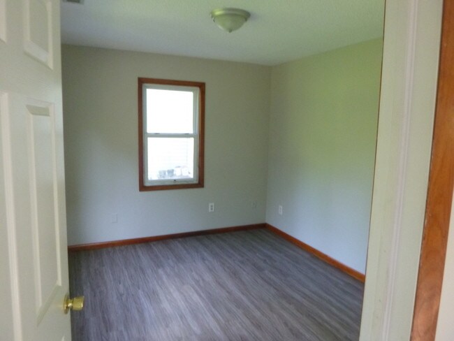 one of 2 Smaller Bedrooms - 27 Quinnipiac Ave Unit 2R
