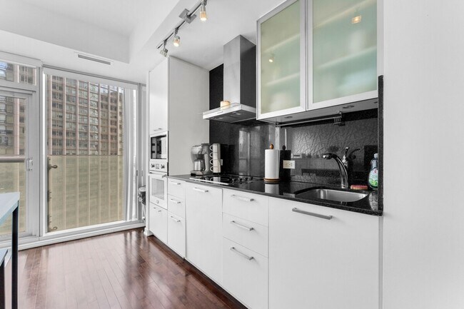 Photo - 19 Grand Trunk Crescent Unit ID1313353P