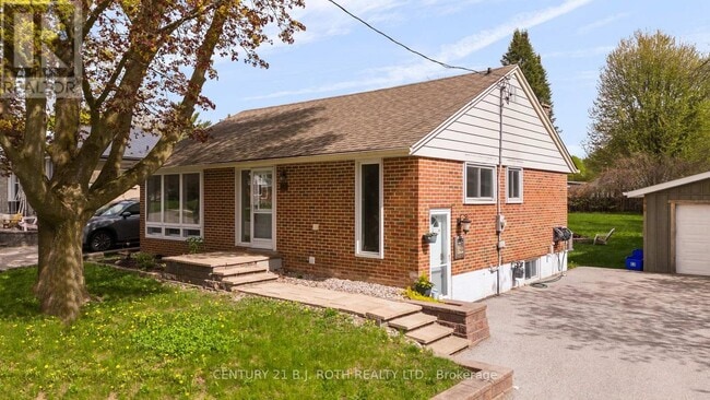 Photo - 243 Wellington St E