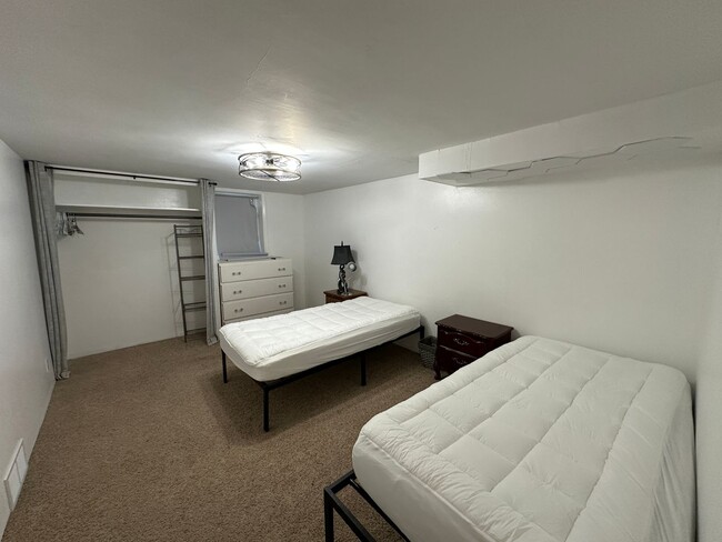 Building Photo - T260YL Unit Room #1 - B (shared)