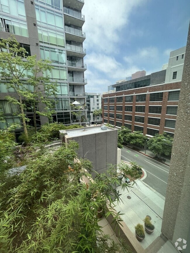 Building Photo - COMING SOON! Sleek & Sophisticated 1-Bedro... Rental