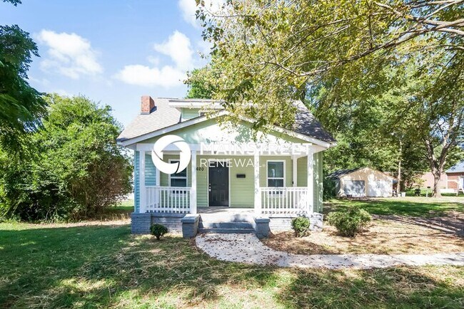 Building Photo - 4 Bedroom Pet-Friendly Home in Charlotte, NC with Main Street Renewal