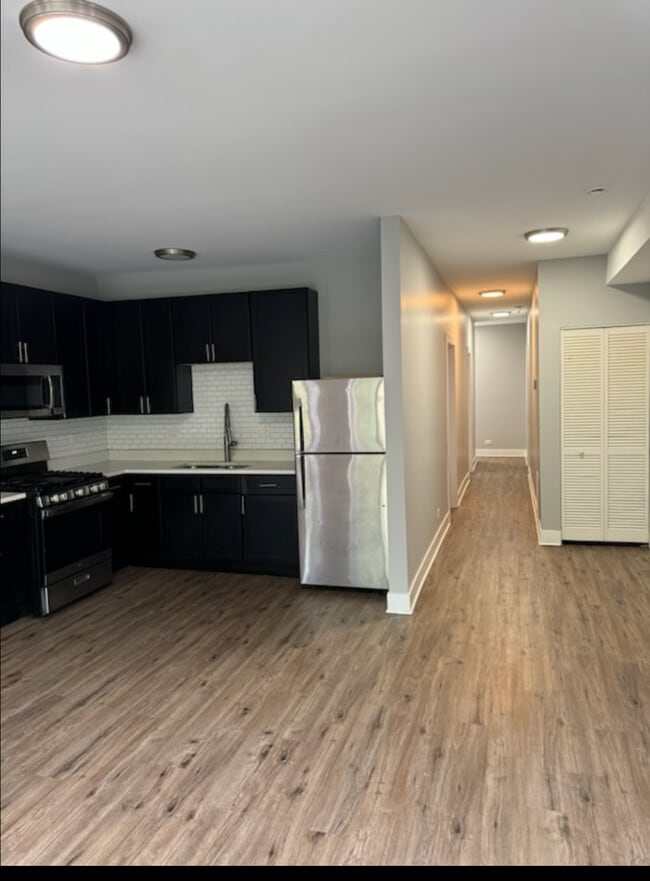 Building Photo - 7944 S Ellis Ave