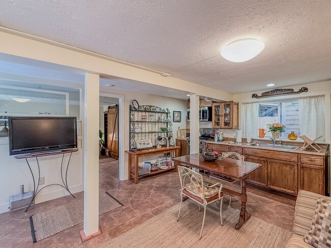 2433 McKinley Ave Unit B