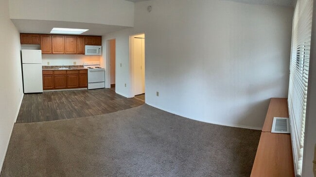 Building Photo - HUGE 1 BEDROOM ! GREAT PRICES! Same Day Ap... Unit 10-10070 - Veneto