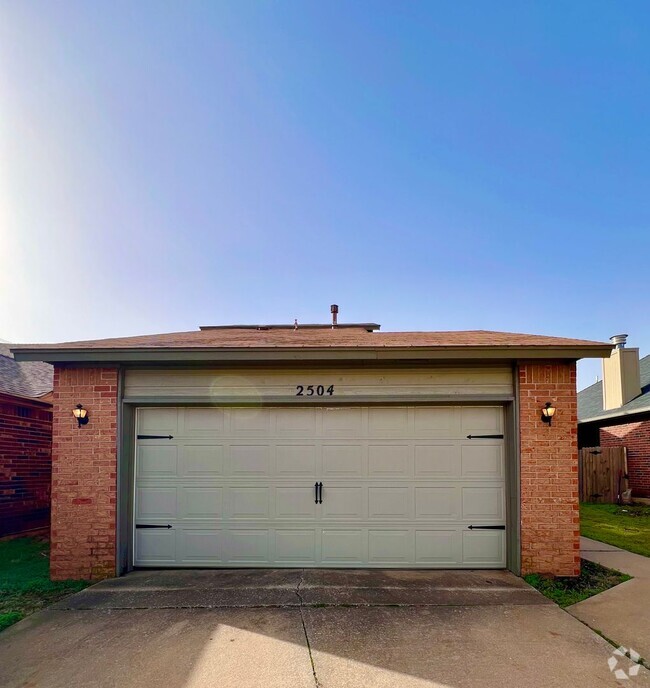 Building Photo - Cozy Rental in NW OKC!