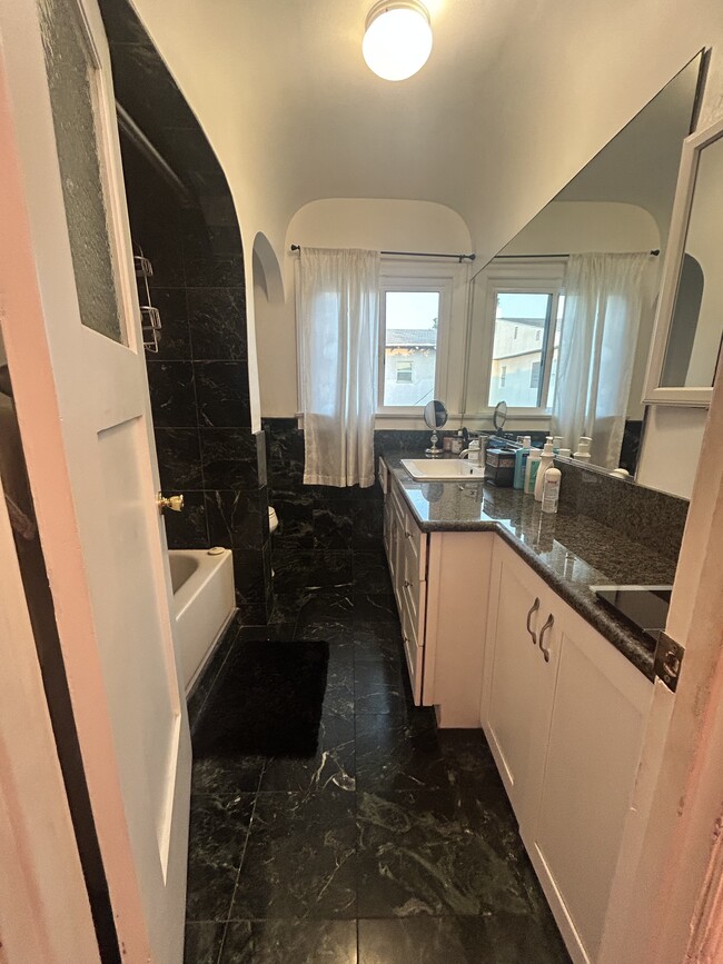 baño - 4865 W 21st St