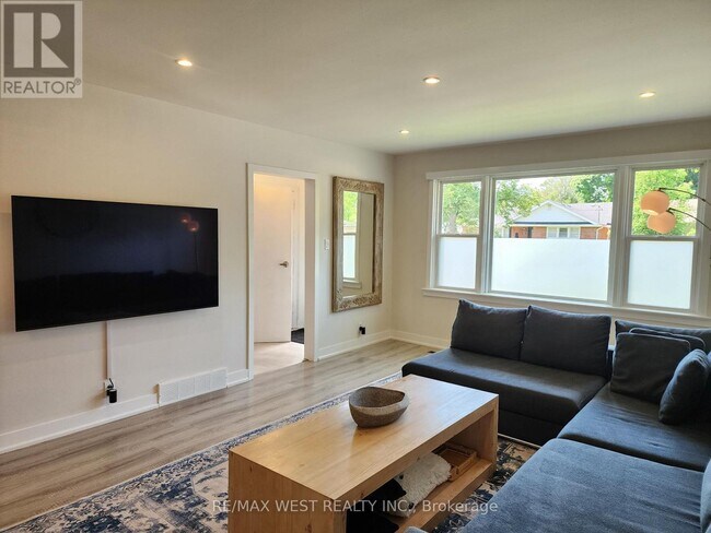 Photo - 835 Hortop St