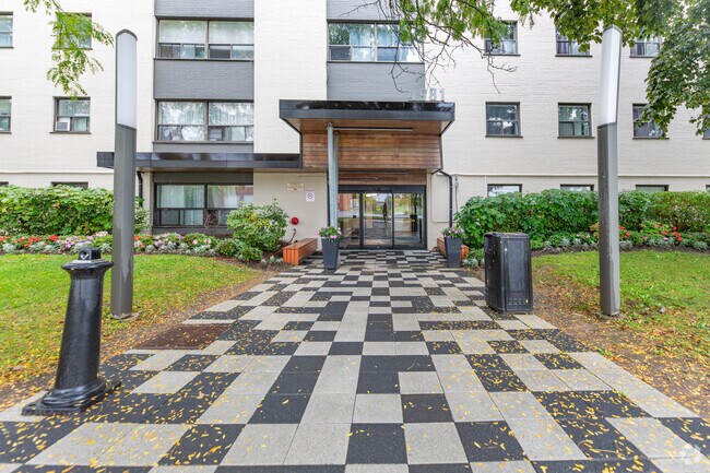 Entrance - 4981 Bathurst Apartments