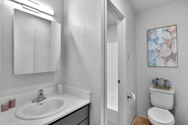 27194-6_1.jpg - Forest Creek Apartments