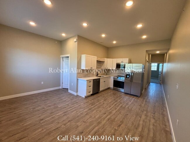 Building Photo - 2601 SW Hailey Ave