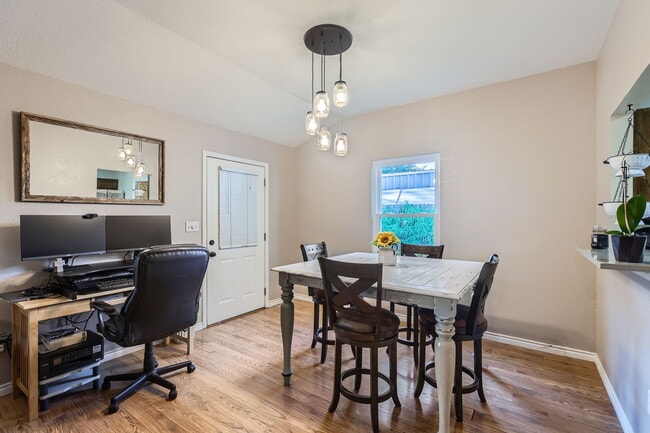 Photo - 121 Flora St