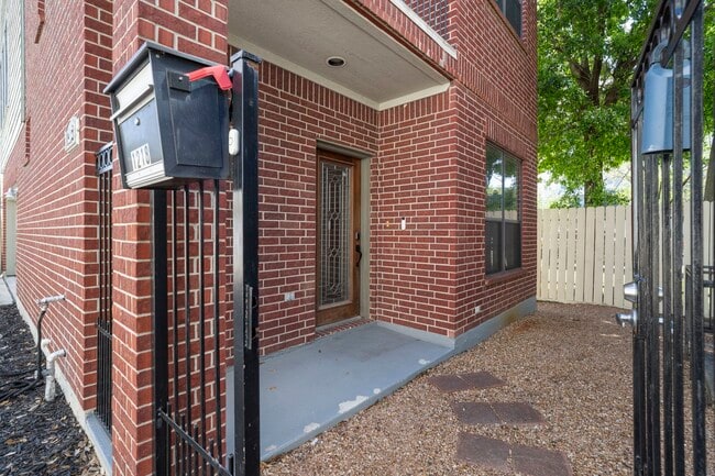 Photo - 1218 Sandman St