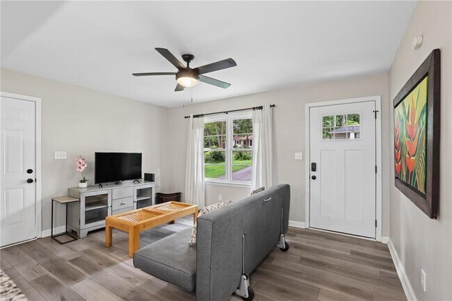 Photo - 6385 Lobelia Rd SW