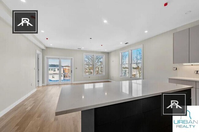 Building Photo - 4 bedroom in Brighton MA 02135 Unit A Rental