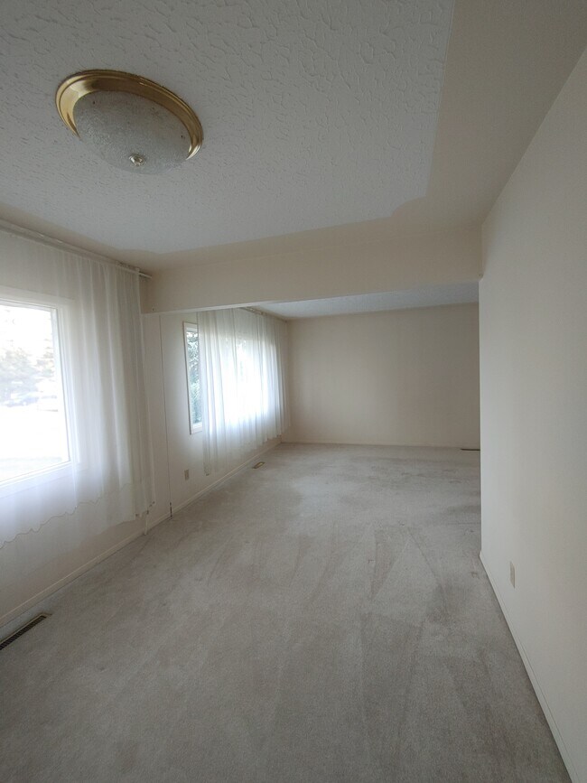 living room with large bright windows - 128 Gainsborough Dr SW