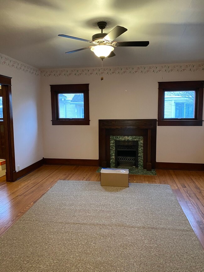 Photo - 142 N Main St