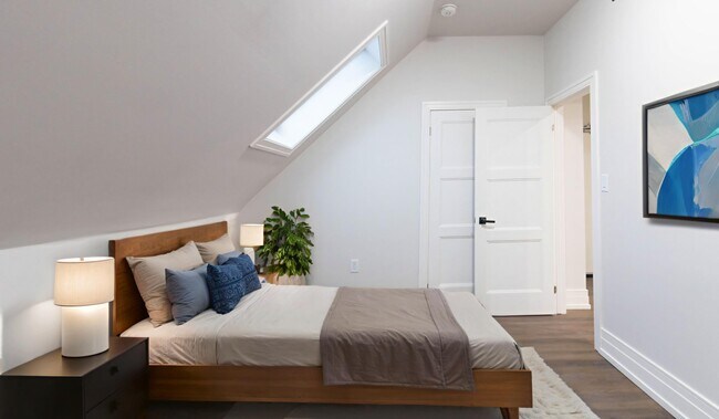 Photo - 52 Charlton Ave W Unit 6