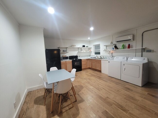 Photo - 721 E High St Unidad B