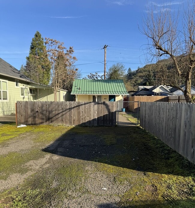 Photo - West Roseburg 2 Bedroom home with fenced yard