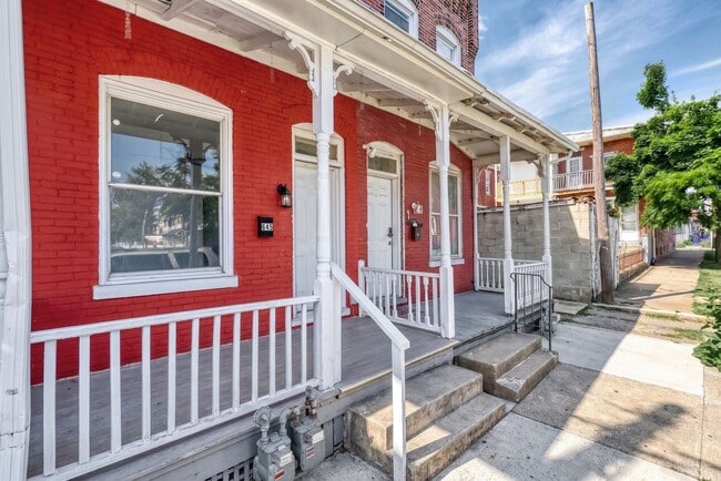 Building Photo - Newly Renovated 3 Bedroom, 1 Bathroom Townhouse
