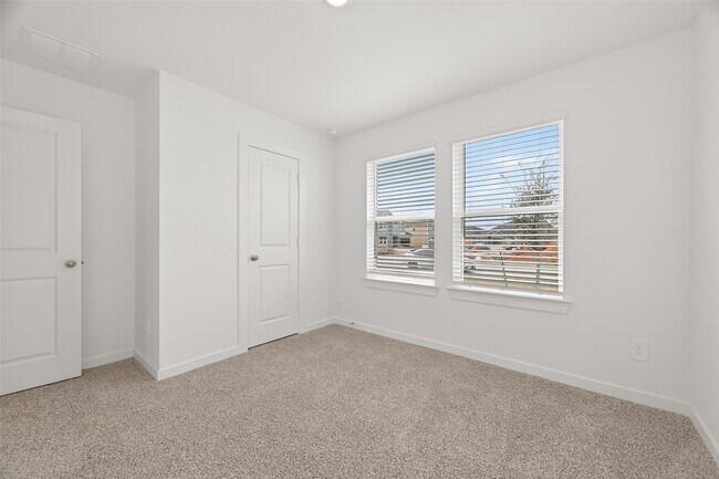 Photo - 3827 Langridge Dr