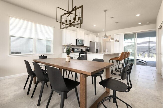 Photo - 7328 Oakmoss Loop