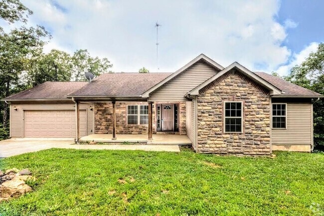 Building Photo - Beautiful fenced home