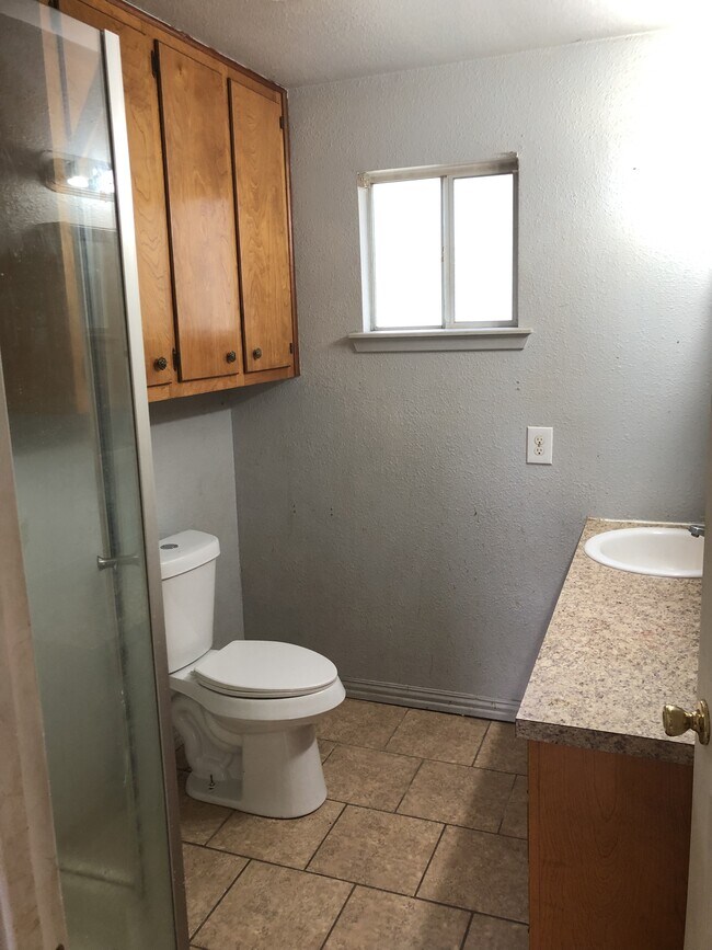 422 W Lott Ave