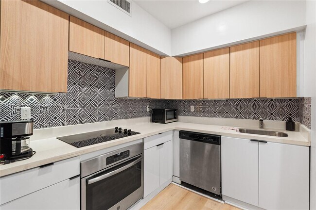 Building Photo - 810 7th St Unit 102