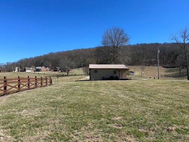 Building Photo - 2400 Seven Springs Rd Rental